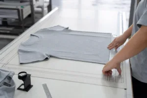 T-shirt side seam twisting inspection on a flat garment